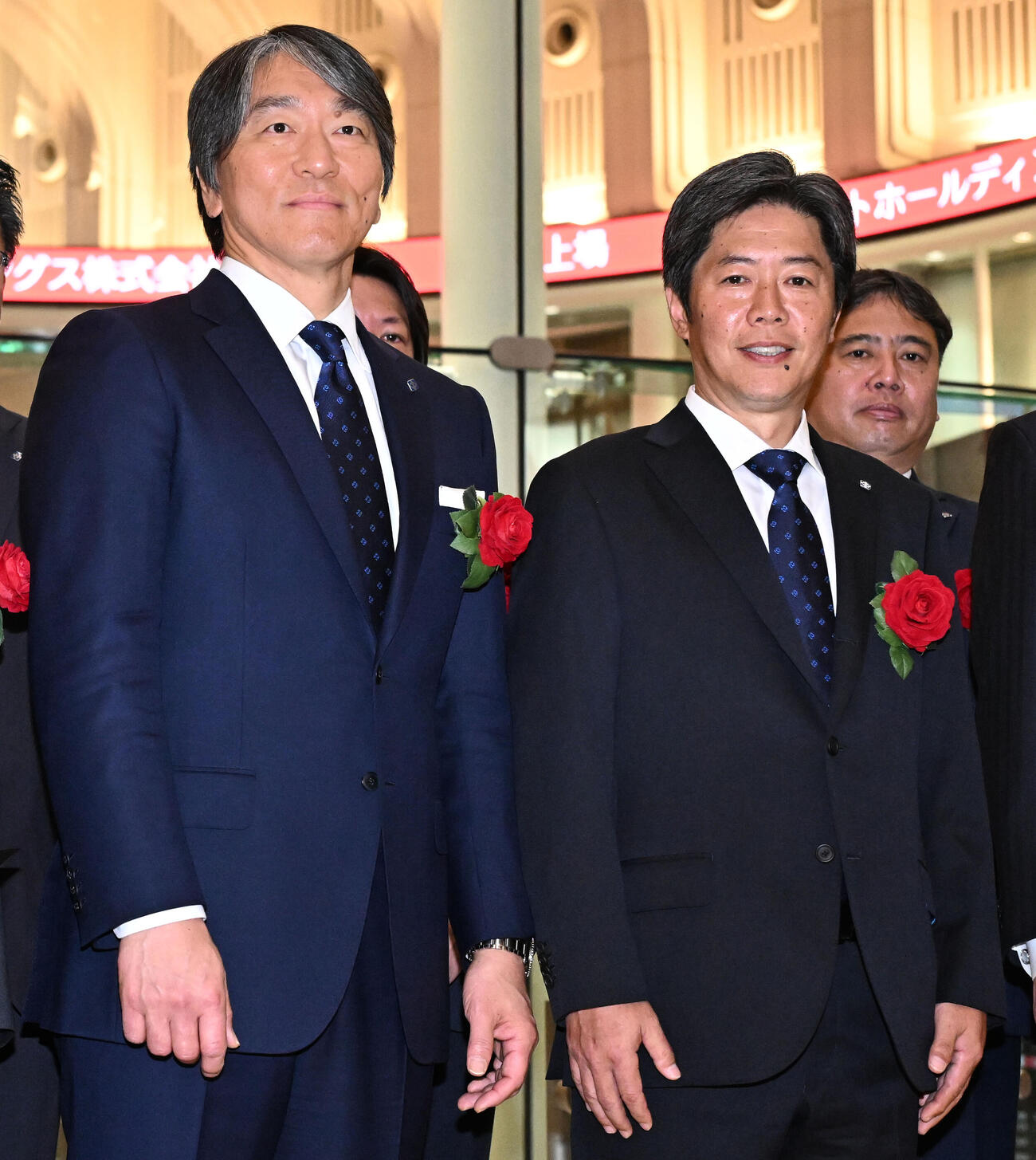 ヒトトヒトホールディングスの上場セレモニーに出席した松本社長（前列右）とアンバサダーを務める松井さん（26年4月撮影）