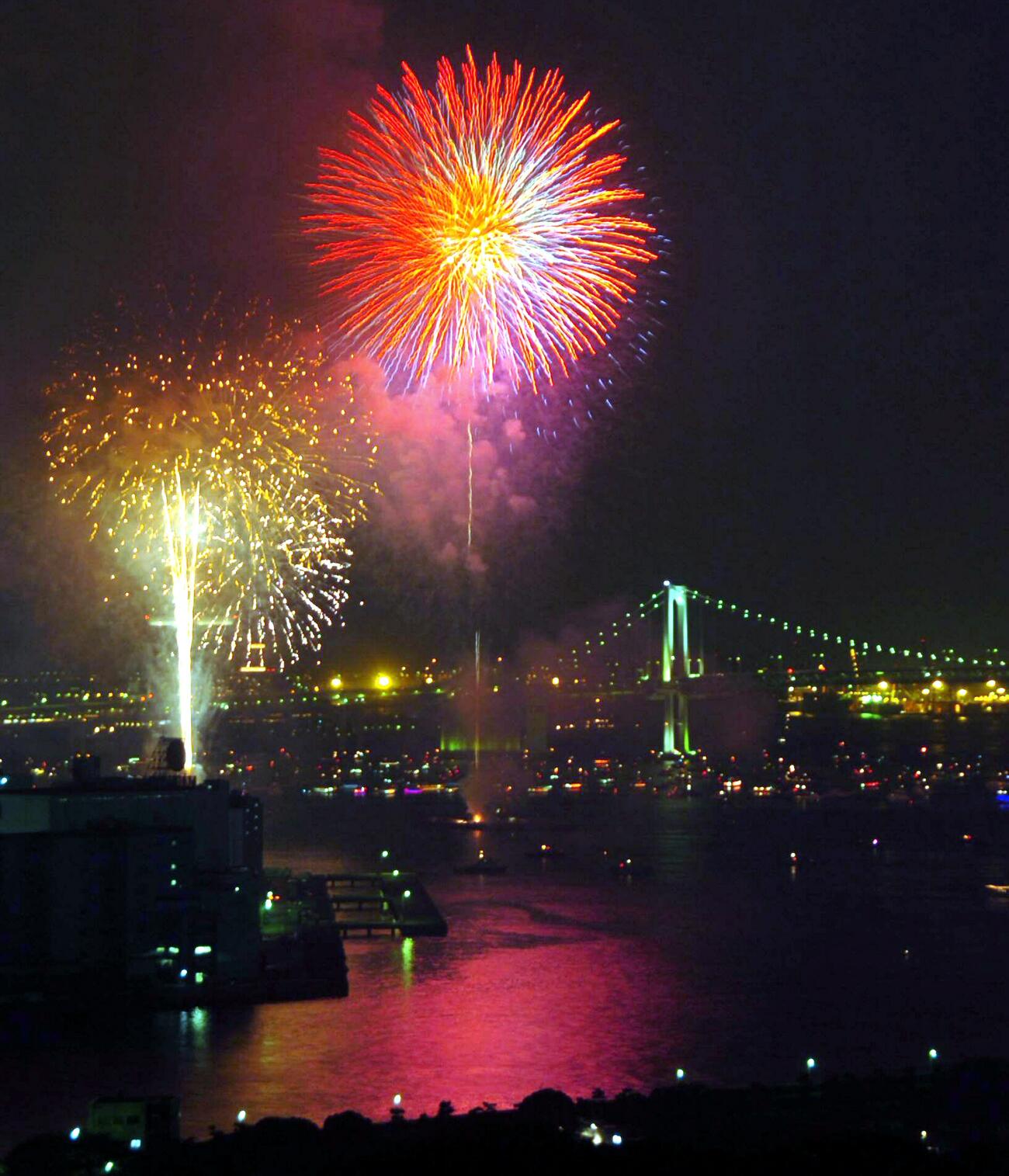 2007年8月、第20回東京湾大華火祭　東京湾で打ち上げられる花火