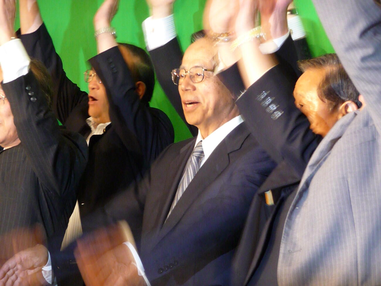 衆院選で支援者らと万歳三唱をする福田康夫さん（2009年8月撮影）