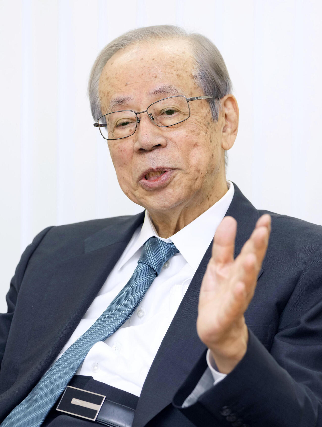 インタビューに答える福田康夫さん＝2022年8月、東京都港区(共同)