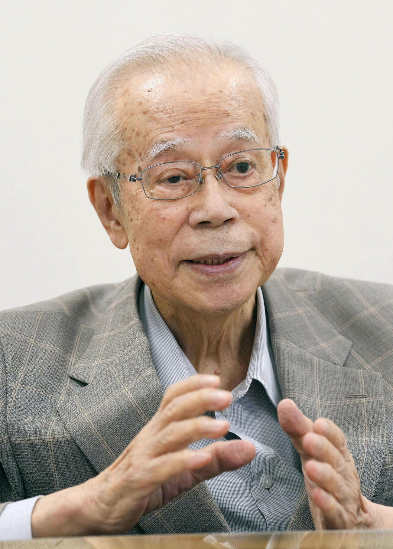 インタビューに答える元首相の福田康夫さん＝7月(共同)