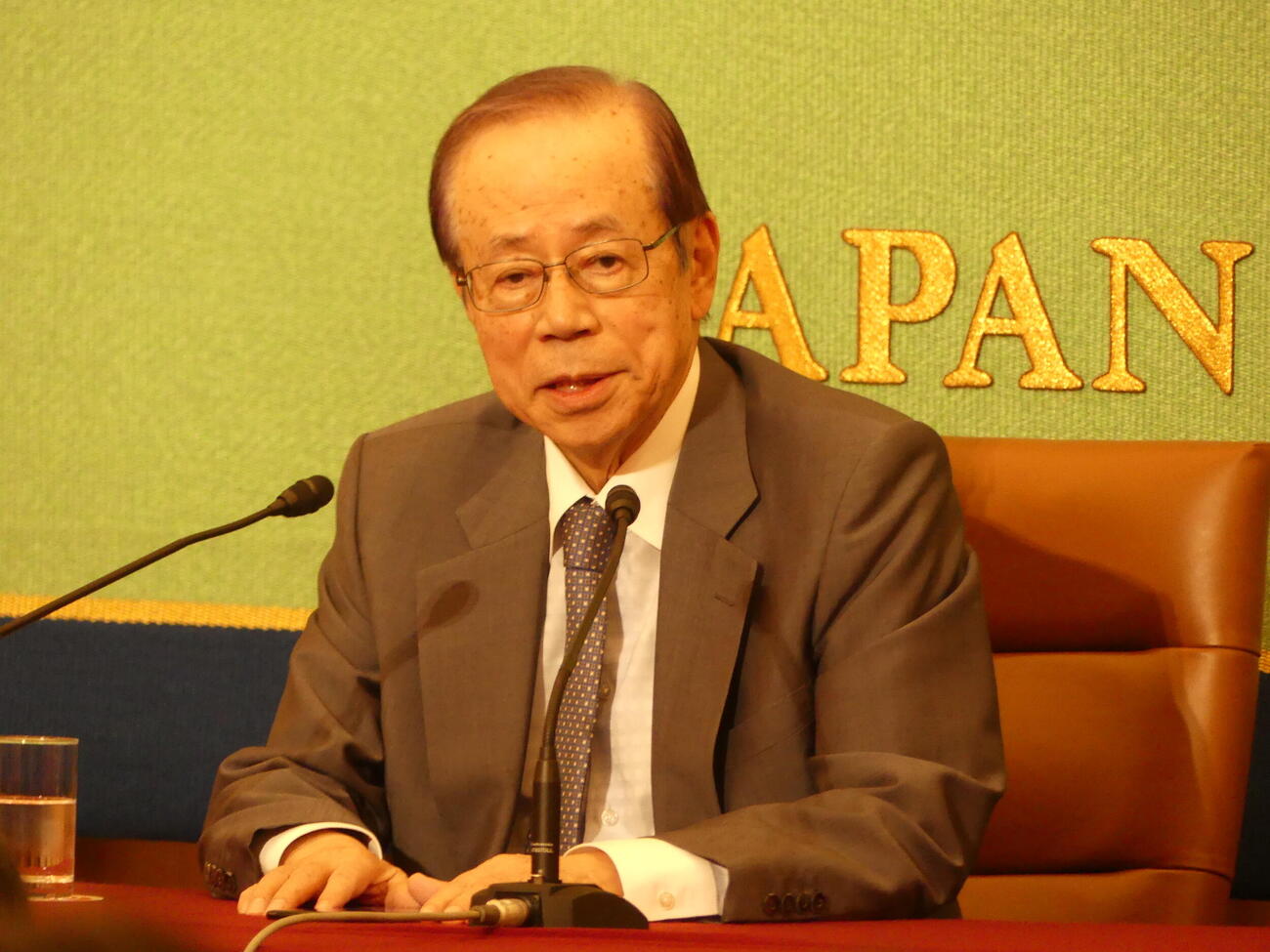 都内で会見した福田康夫元首相（2017年8月撮影）