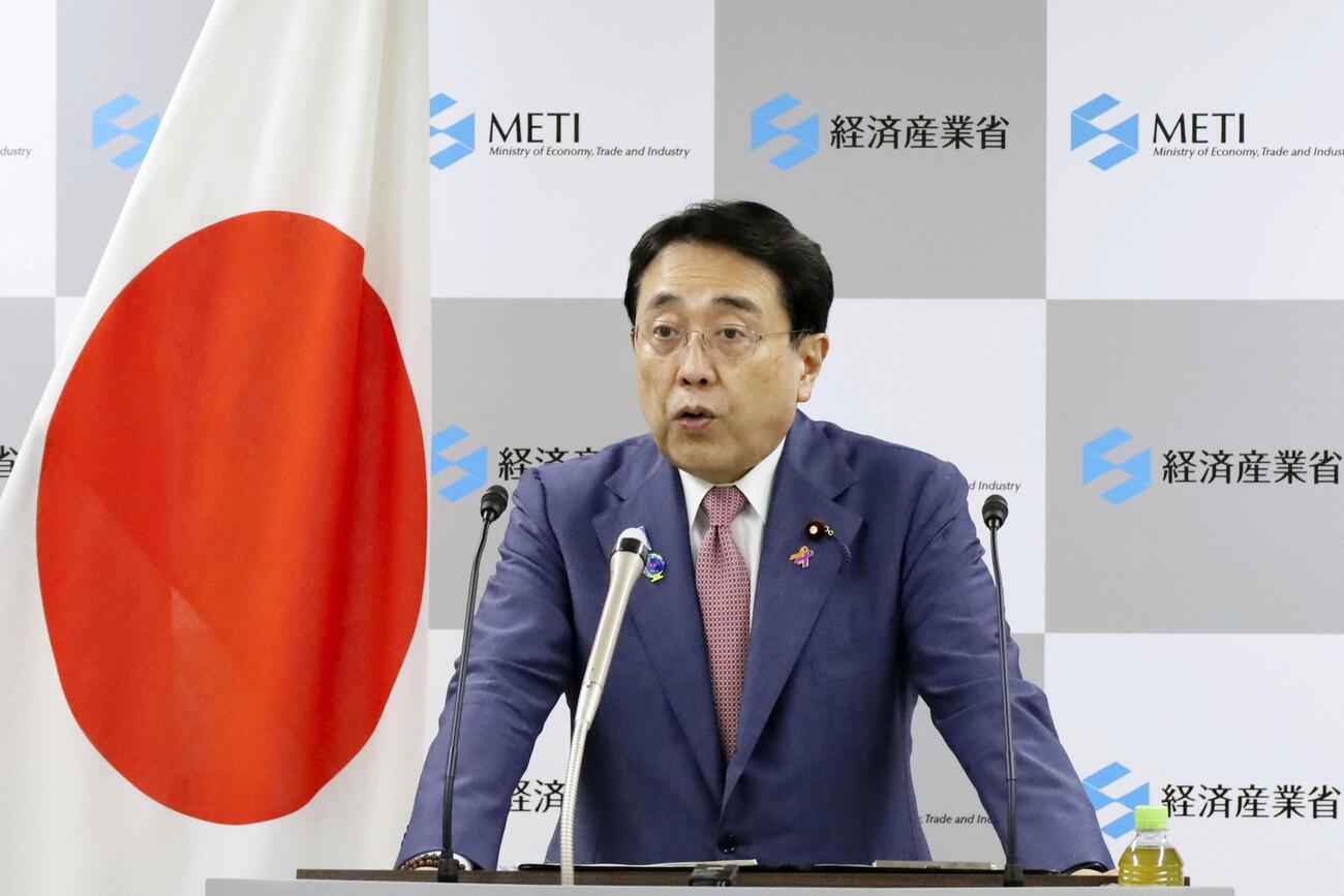 閣議後に記者会見する赤沢経産相（共同）