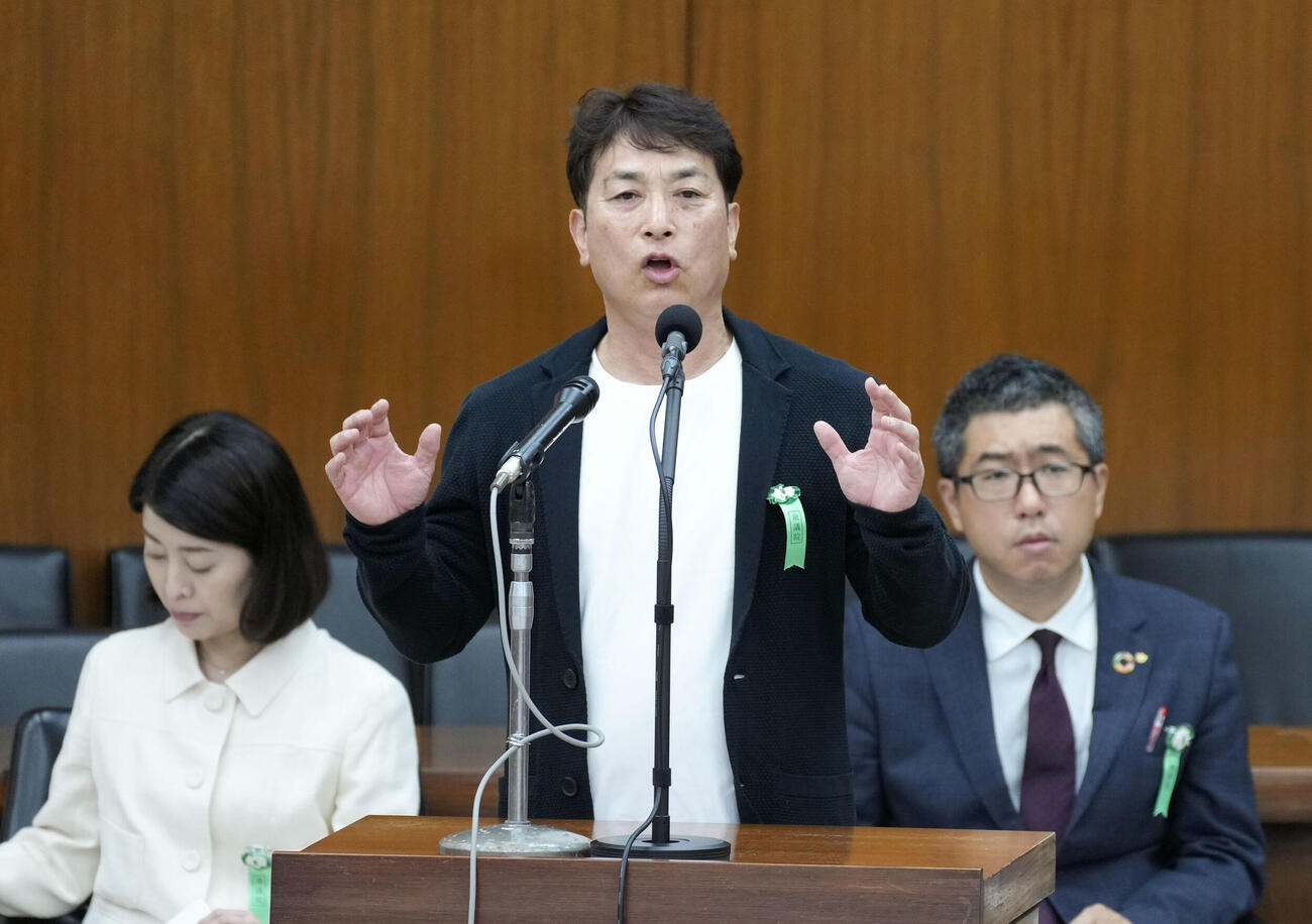 衆院財務金融委の参考人質疑で発言するアキダイの秋葉弘道社長（中央）＝27日午後（共同）