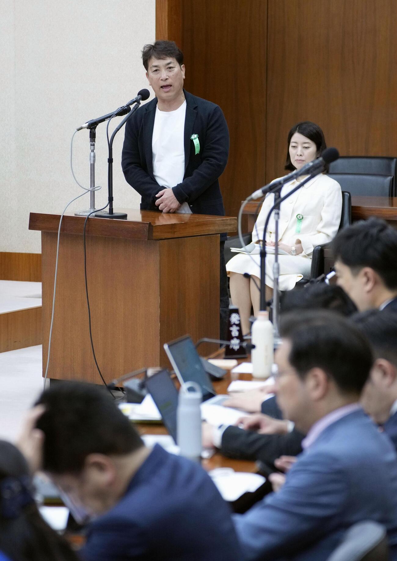 衆院財務金融委の参考人質疑で発言するアキダイの秋葉弘道社長（上）＝27日午後（共同）