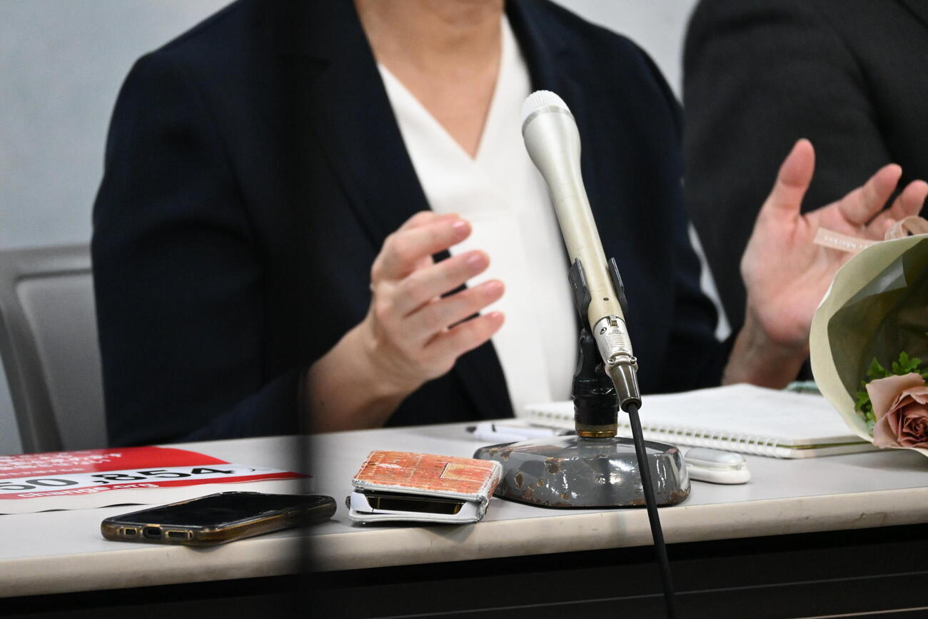 閉廷後、大阪市内で会見したひかりさん（2026年10月27日撮影・松浦隆司）