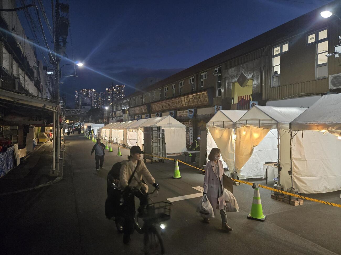 東京・築地場外市場で28日、築地夜市への設営がおこなれた。開催は29、30日で、場外の12店舗が屋台を連ねる