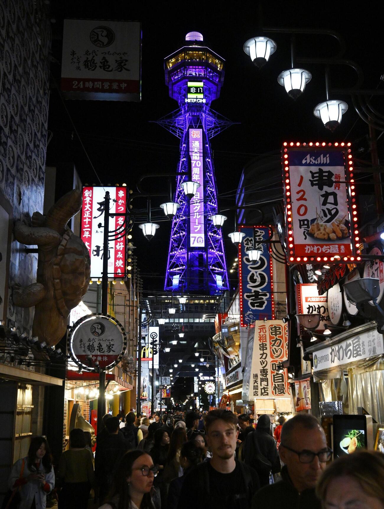 開業70周年を記念し、ライトアップされた通天閣＝28日夜、大阪市浪速区