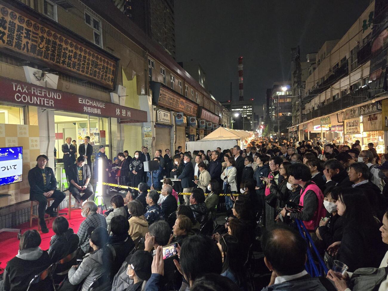 築地夜市のトークショーで登壇したラグビー元日本代表の大野均さん（左）と競泳男子で五輪2大会連続2冠の北島康介さんのトークショーには大勢のファンが集結した