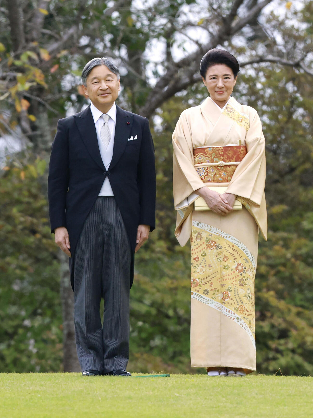秋の園遊会に臨まれる天皇、皇后両陛下＝29日午後、東京・元赤坂の赤坂御苑（代表撮影）(共同)