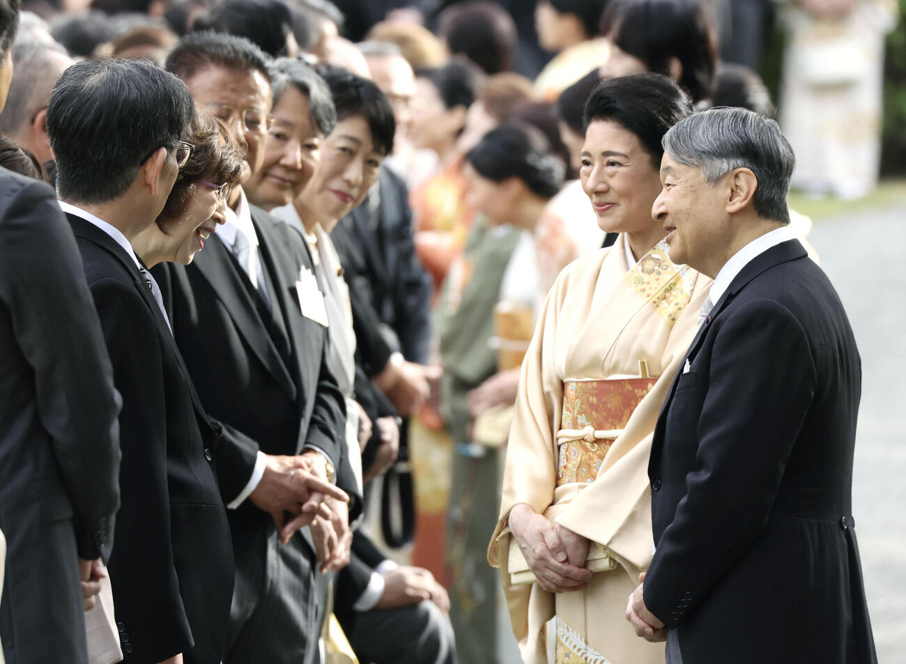 秋の園遊会でDeNAの南場智子さん（左手前）と歓談される天皇、皇后両陛下＝29日午後、東京・元赤坂の赤坂御苑（代表撮影）