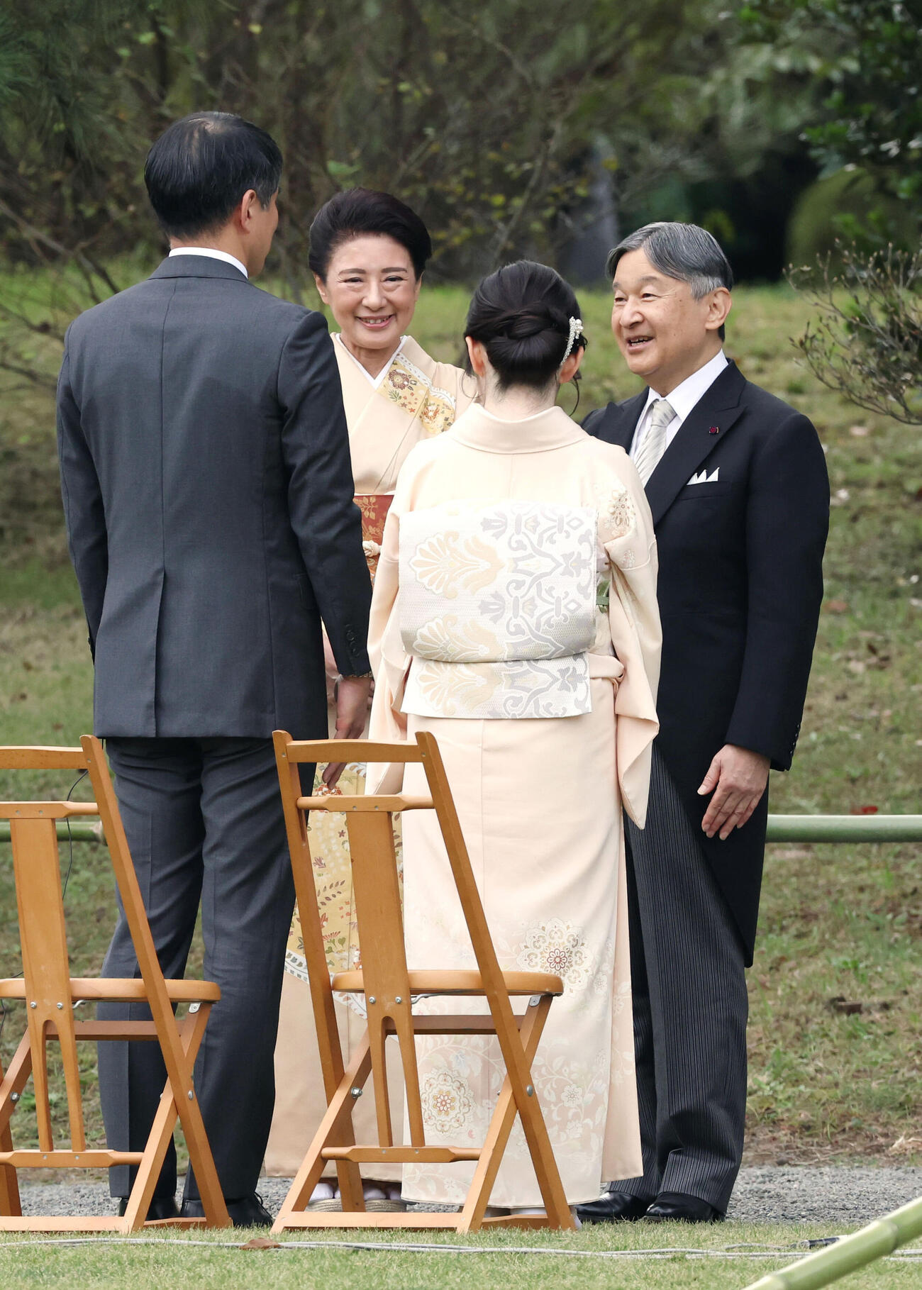 秋の園遊会で宇宙飛行士の大西卓哉さんらと歓談される天皇、皇后両陛下＝29日午後、東京・元赤坂の赤坂御苑（代表撮影）