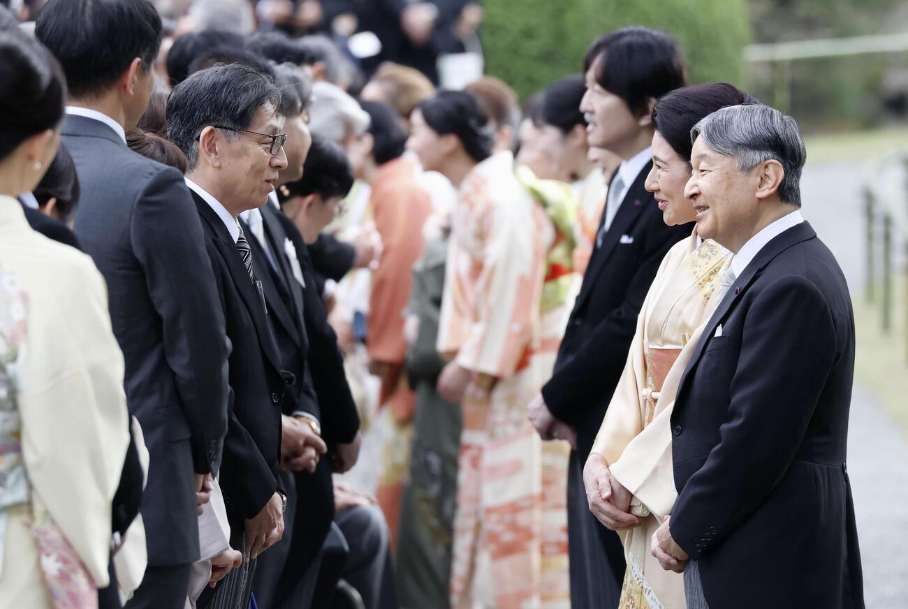 秋の園遊会で熊本県の副知事竹内信義さんと歓談される天皇、皇后両陛下＝29日午後、東京・元赤坂の赤坂御苑（代表撮影）
