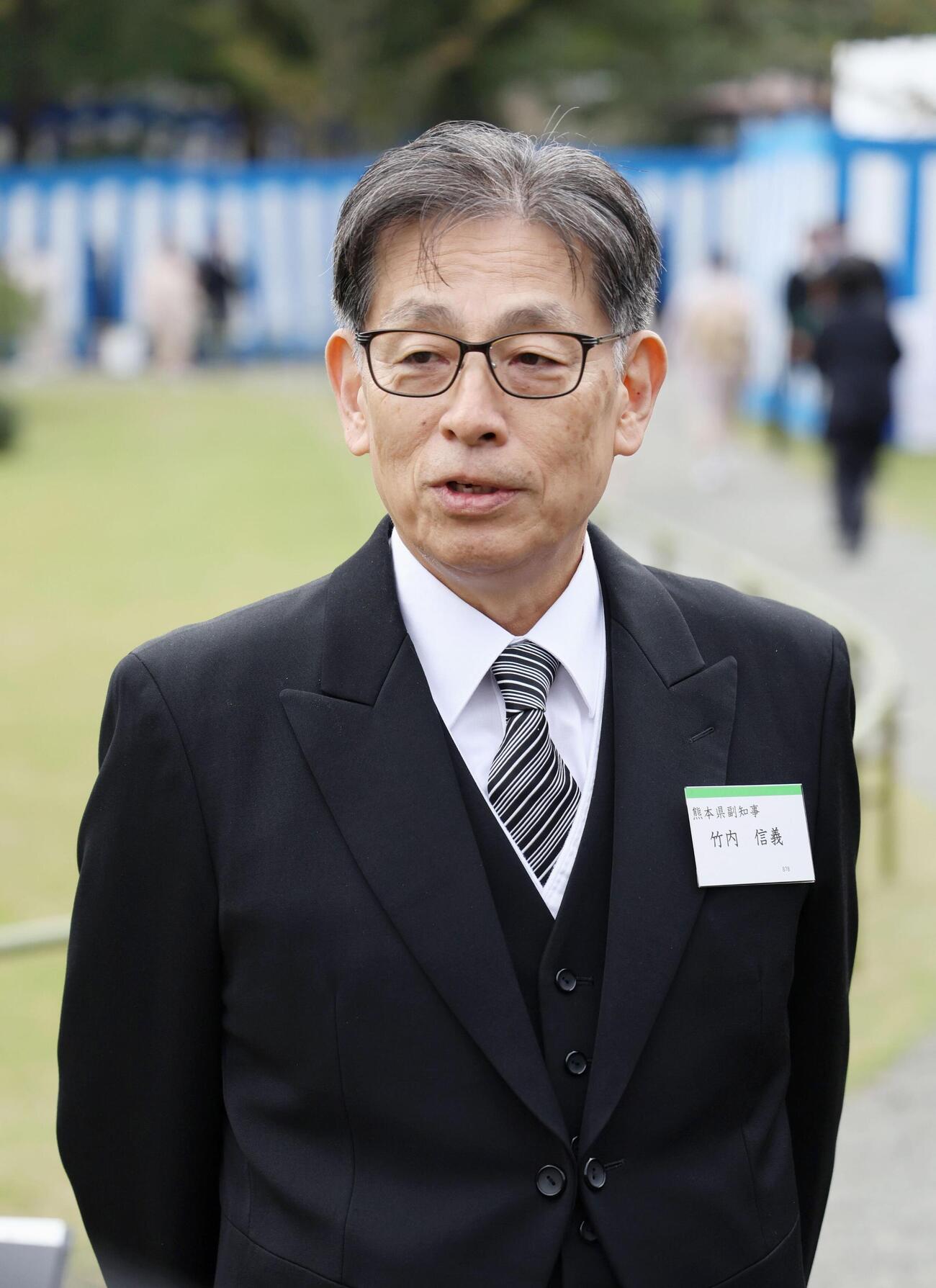 秋の園遊会で取材に応じる熊本県の副知事竹内信義さん＝29日午後、東京・元赤坂の赤坂御苑（代表撮影）