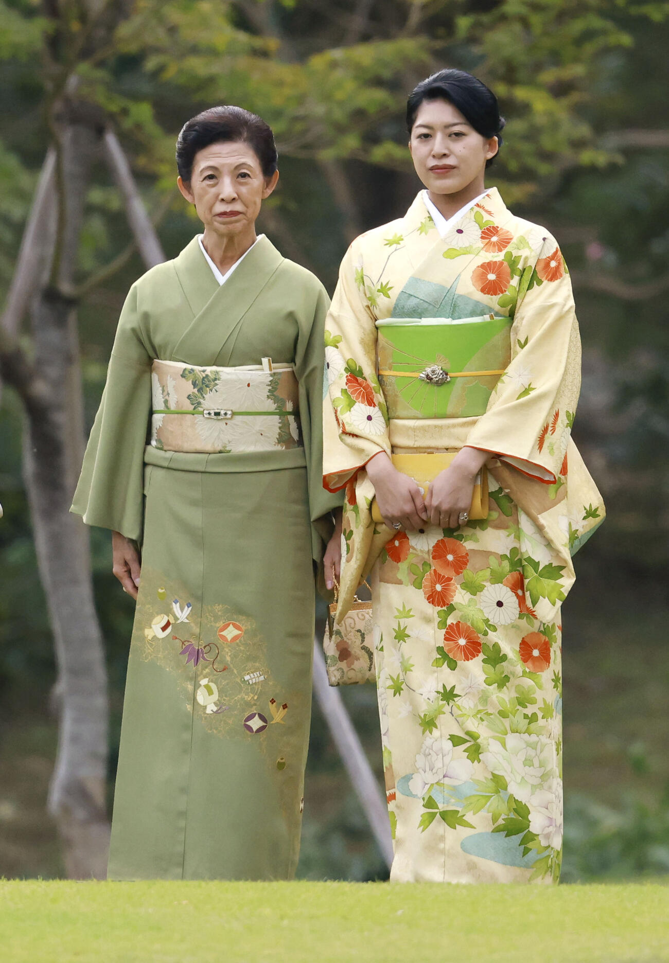 秋の園遊会に臨まれる高円宮妃久子さまと長女承子さま＝29日午後、東京・元赤坂の赤坂御苑（代表撮影）(共同)