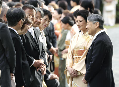 秋の園遊会でDeNAの南場智子さん（左手前）と歓談される天皇、皇后両陛下＝29日午後、東京・元赤坂の赤坂御苑（代表撮影）