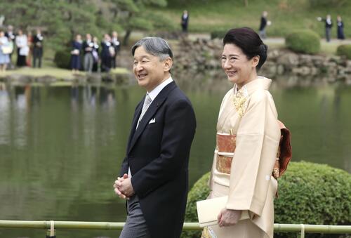 秋の園遊会に臨まれる天皇、皇后両陛下＝29日午後、東京・元赤坂の赤坂御苑（代表撮影）(共同)
