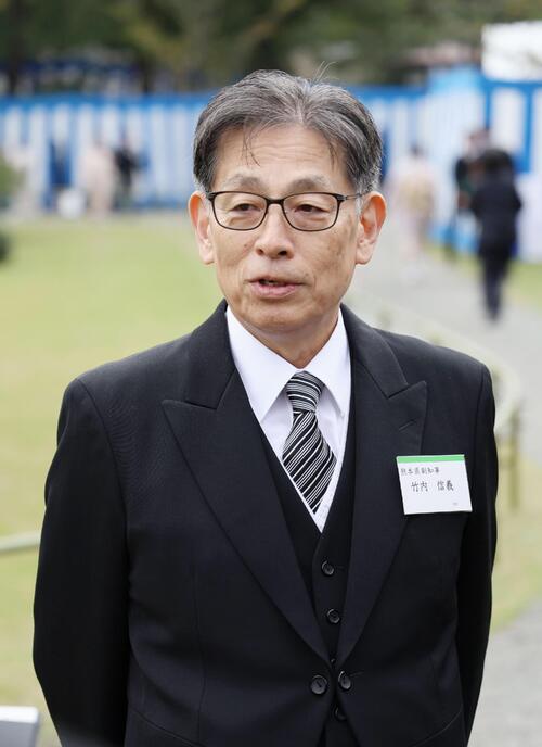 秋の園遊会で取材に応じる熊本県の副知事竹内信義さん＝29日午後、東京・元赤坂の赤坂御苑（代表撮影）