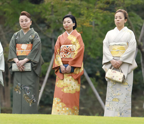 秋の園遊会に臨まれる寛仁親王妃信子さま、三笠宮家の彬子さま、瑶子さま＝29日午後、東京・元赤坂の赤坂御苑（代表撮影）(共同)