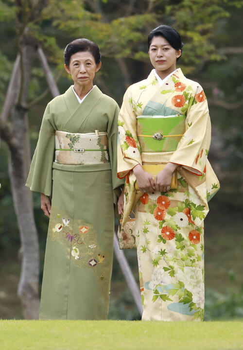 秋の園遊会に臨まれる高円宮妃久子さまと長女承子さま＝29日午後、東京・元赤坂の赤坂御苑（代表撮影）(共同)