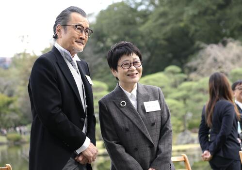 秋の園遊会で記念写真に納まる俳優の吉田鋼太郎（左）と作家の宮部みゆきさん＝29日午後、東京・元赤坂の赤坂御苑（代表撮影）(共同)