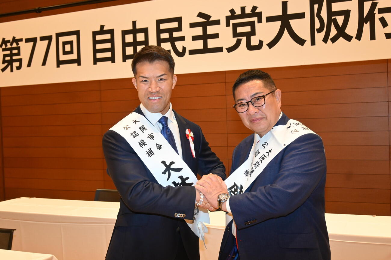 自民党大阪府連大会で出馬を表明した大阪プロレスゼウス（左）、出馬を打診した自民党大阪府議会議員団幹事長・鹿田松男氏（撮影・松浦隆司）2026年10月31日、大阪市、撮影・松浦隆司