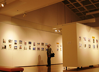 横浜みなと博物館の特別展示室には、公募された写真全１３７点を展示中