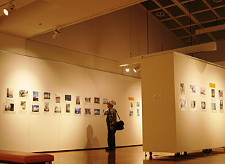 横浜みなと博物館の特別展示室には、公募された写真全137点を展示中