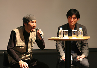 身振り手振りを交えながら、おなじみの口調で熱く語る渡部氏。右は横浜美術館の松永真太郎学芸員