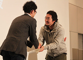 最優秀賞の中村氏は笑顔で握手を交わす