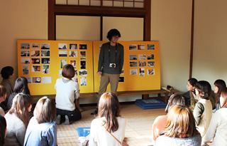 講評会では、講師から参加者に写真撮影のヒントが伝えられた