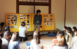講評会では、講師から参加者に写真撮影のヒントが伝えられた