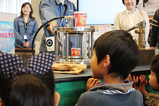 水圧実験では子どもたちから驚きの声があがった