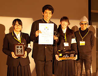 団体賞のグランプリに輝いた静岡・下田高の生徒たちと写真家テラウチマサト氏（右）