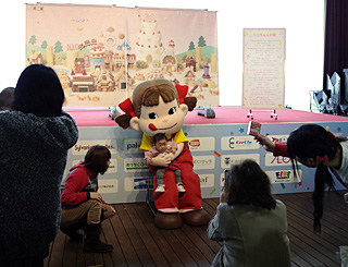 不二家のペコちゃんと写真撮影も開催