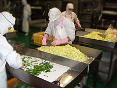 「焼ビーフン」の原料選別を行うケンミン食品篠山工場のスタッフ