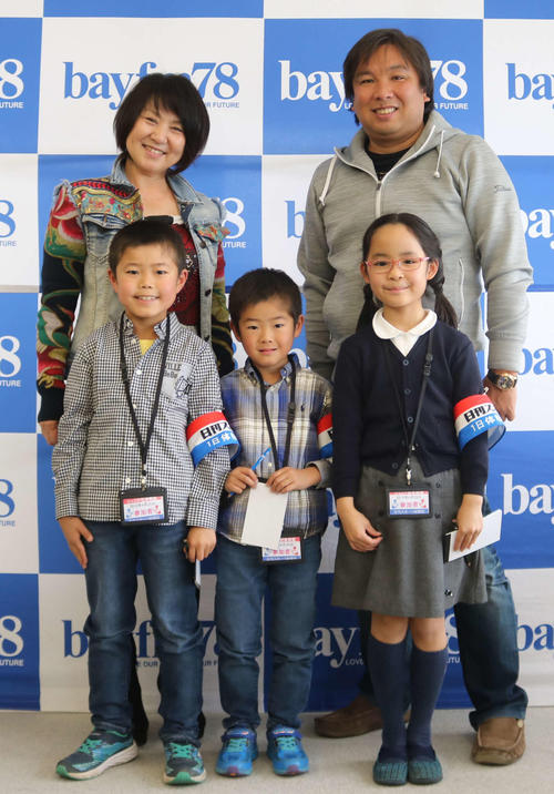 The　BAY☆LINE月曜DJのきゃんひとみ（後列左）里崎智也氏と記念撮影をするジュニア記者
