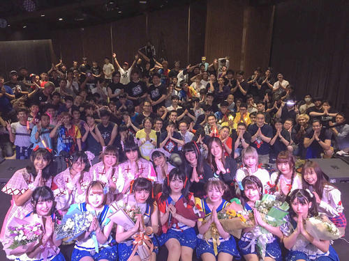 タイのライブで、観客や現地アイドルと写真に納まる煌めきアンフォレント（前列）