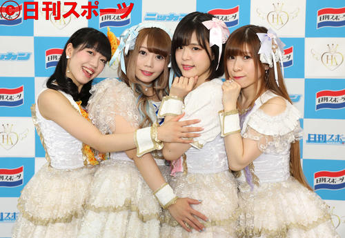クリエイティブなユニット「HAPPY【ハート】ANNIVERSARY」の左から高貴ひより、神田える、藤本あかり、中山みなみ（撮影・青山麻美）