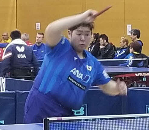 力強くスマッシュする片見公亮選手