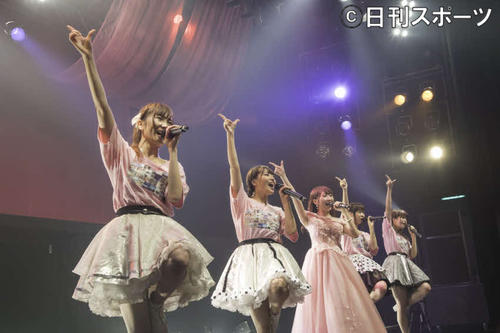 「愛乙女☆DOLL」から卒業した愛迫（左から3人目）