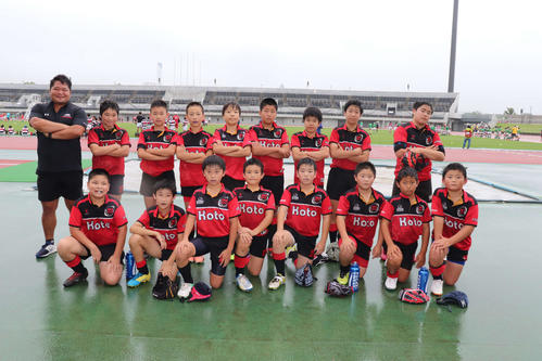 江東ラグビースクール高学年の選手と夏目賢ヘッドコーチ（後列左）