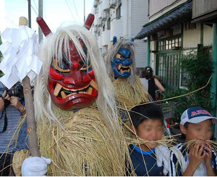 子どもたちが、仲良く文化財「なまはげ」とツーショット！