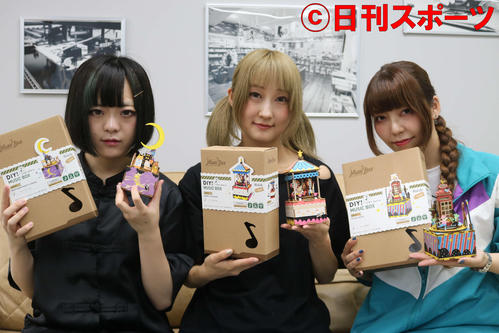 完成したオルゴールを手にするラストクエスチョン。左から月見むぎ、桃井美鈴、御坂しのぐ