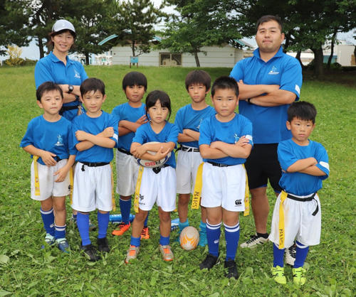 厚木ラグビースクールの1、2年生クラス。後列右は竹谷ヘッドコーチ
