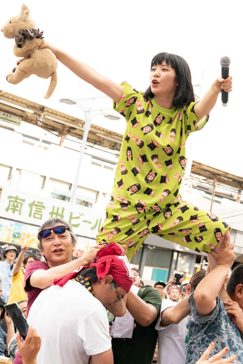 野外ライブで熱唱する眉村ちあき