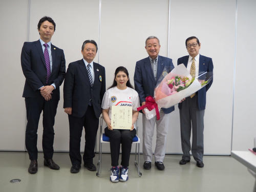 小野寺選手は、工藤メダリストのサインと花束贈呈に感激！