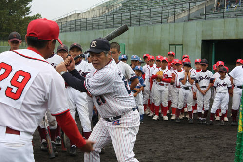 バッティングの基本を指導する八重樫幸雄さん