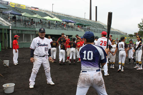 バッティングを指導する八重樫幸雄さん