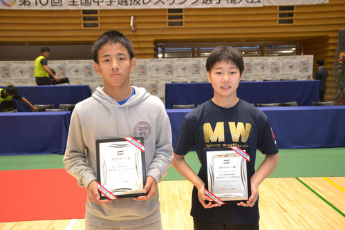日刊スポーツ賞を受賞した男子48キロ級の松村祥太郎（左）、女子46キロ級の内田颯夏